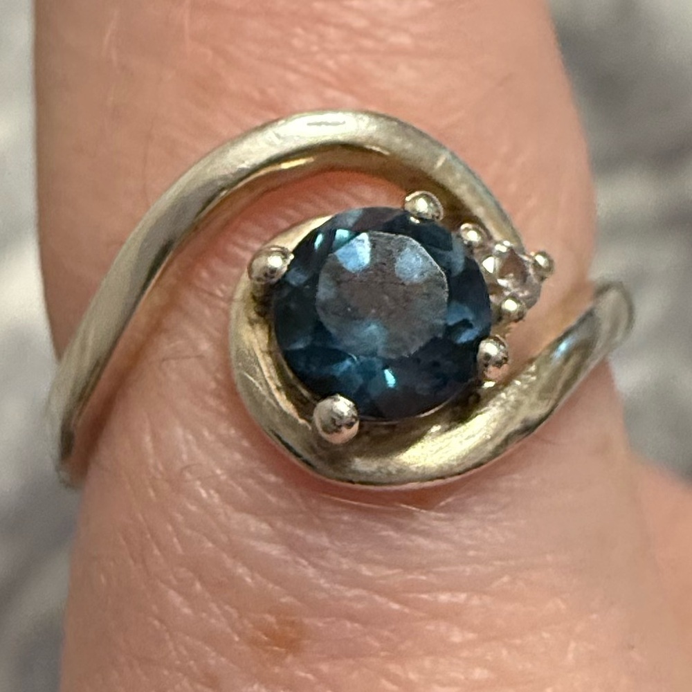 Elegant Silver and Blue Gemstone Ring